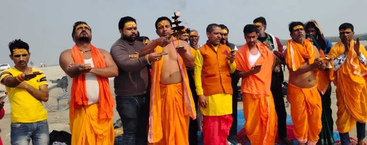 मौनी अमावस्या पर गंगा स्नान के लिए काढ़ागोला घाट में उमड़े श्रद्धालु