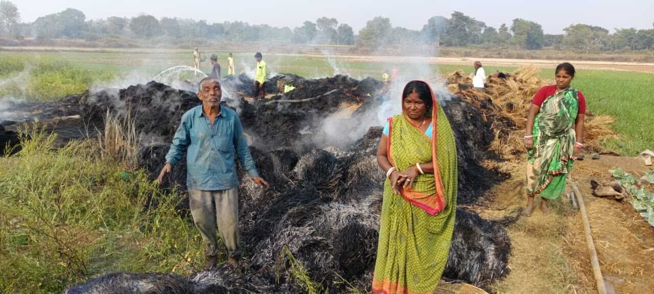 खलिहान में लगी आग, लाखों का धान जलकर हुआ राख
