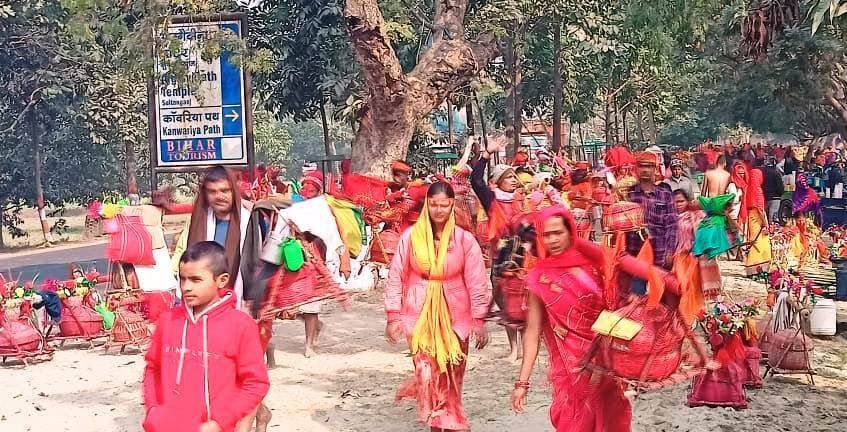 मौनी आमावस्या पर शिवभक्तों से गुलजार हुआ कांवरिया पथ, बोल बम के लगते रहे नारे