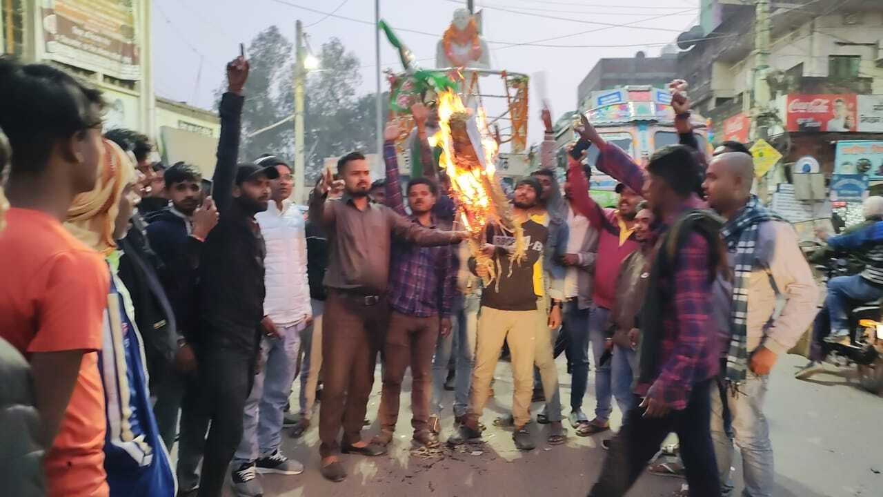 पत्रकारों के साथ मारपीट करने वाले सांसद का राजद ने फूंका पुतला