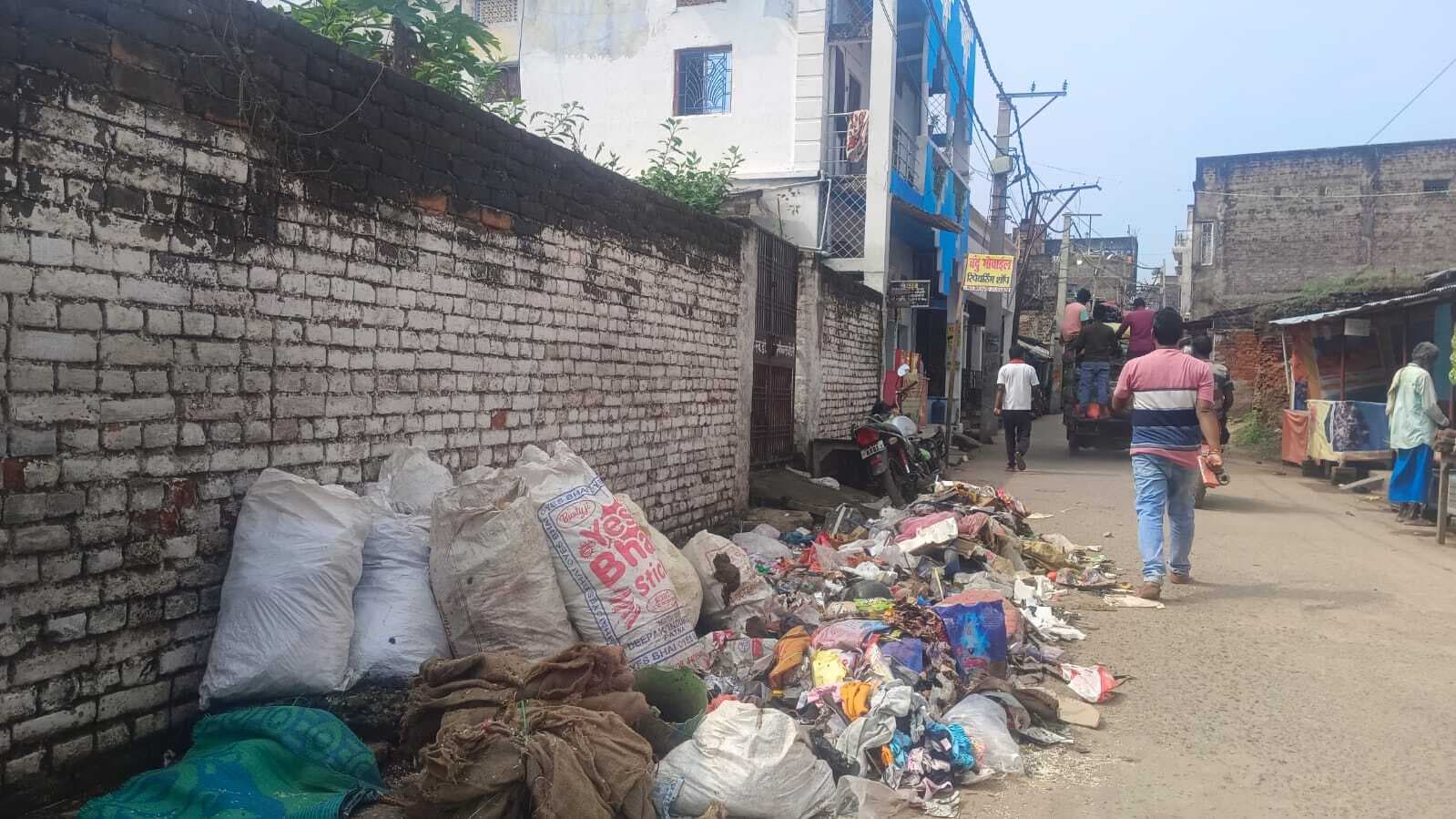 इपीएफ व पोशाक की मांग को लेकर सफाइकर्मियों ने किया हड़ताल, सफाई व्यवस्था चरमराई