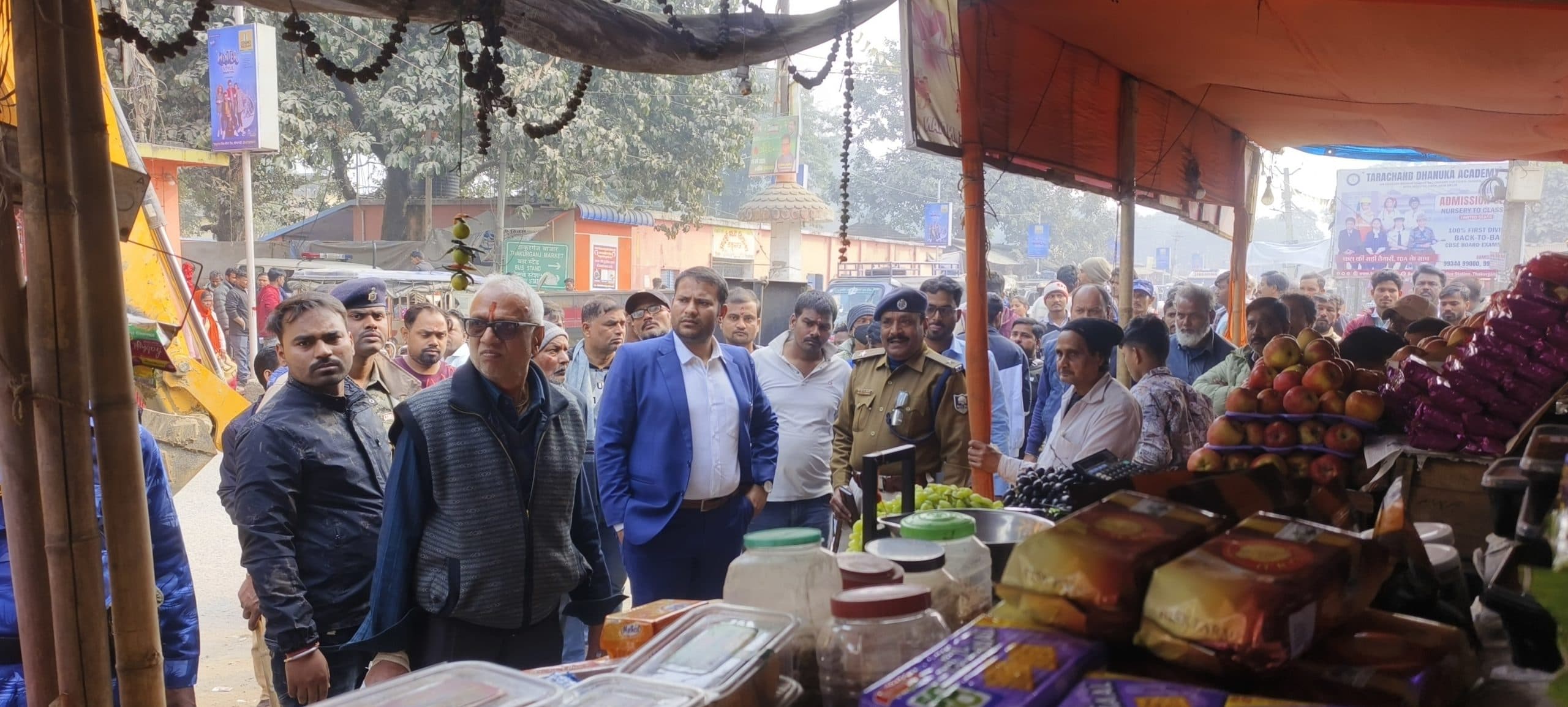 ठाकुरगंज में चलाया गया अतिक्रमण हटाओं अभियान