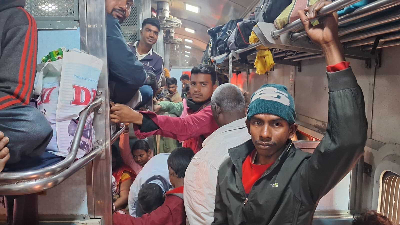 आस्था : महाकुंभ प्रयागराज जाने के लिए ट्रेन के जनरल बोगी में खचाखच भीड़