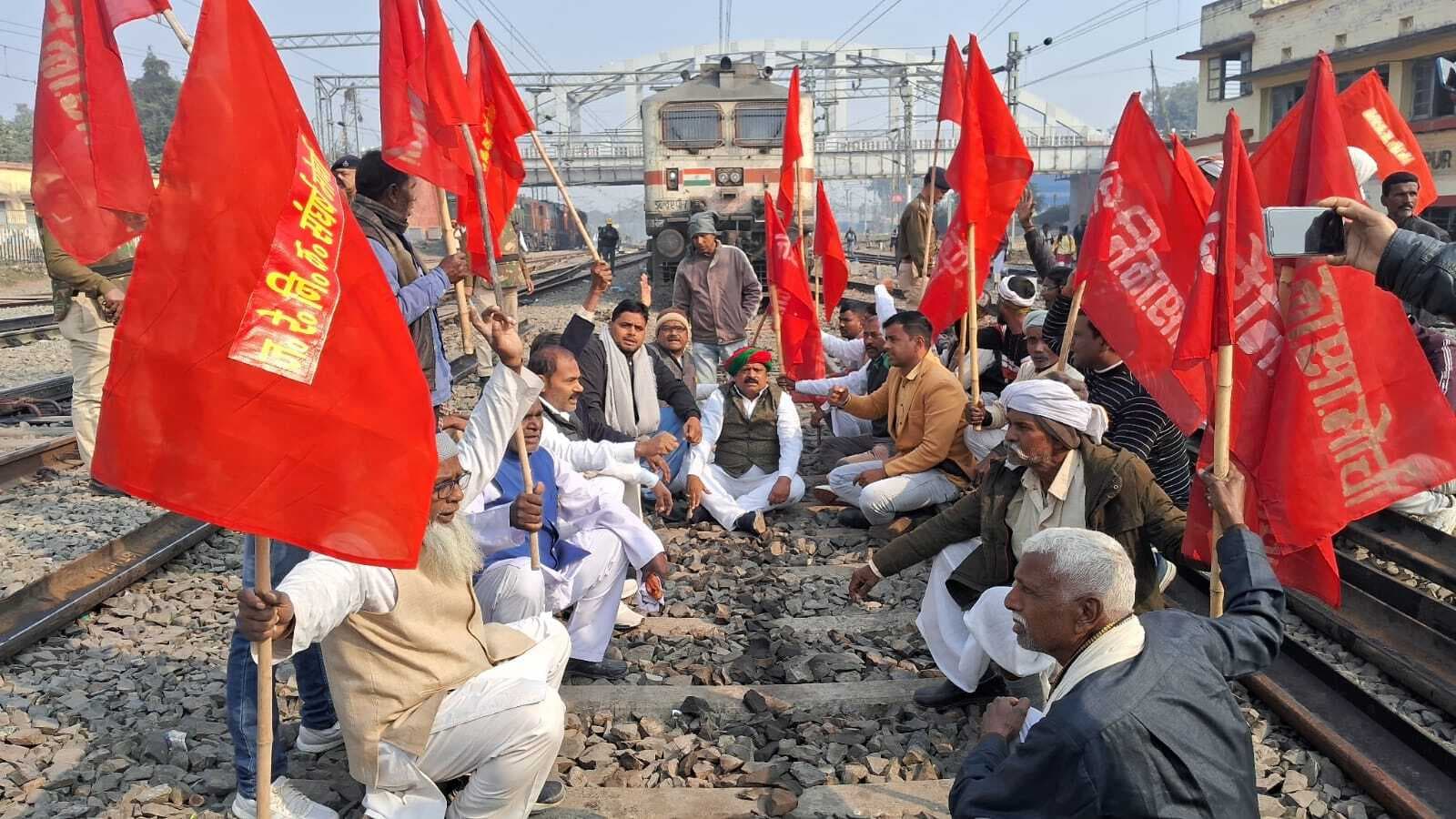 रेल निर्माण कारखाना संघर्ष मोर्चा ने लगभग एक घंटे तक गुवाहाटी-लोकमान्य तिलक एक्स. व डेमू ट्रेन को रोका