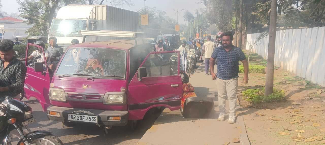 Jamshedpur News : बिष्टुपुर में बच्चों से भरी स्कूल वैन में लगी आग, चालक से ऐसे टाला बड़ा हादसा