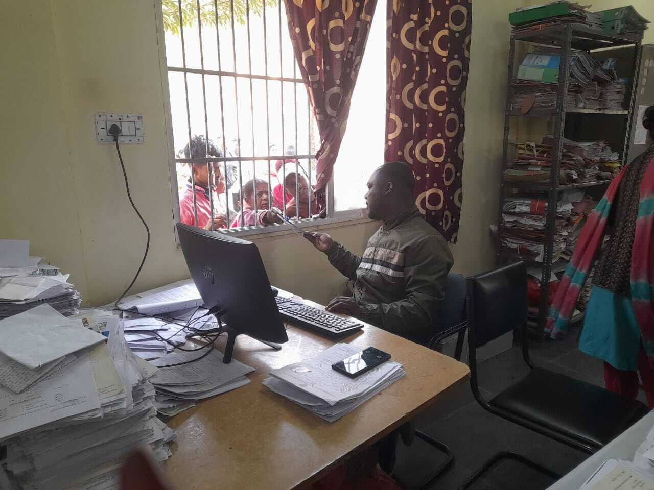 Jamshedpur news. मंईयां सम्मान योजना : ओटीपी जा रहा पुराने बीडीओ के पास, नहीं हो रहा लॉगइन