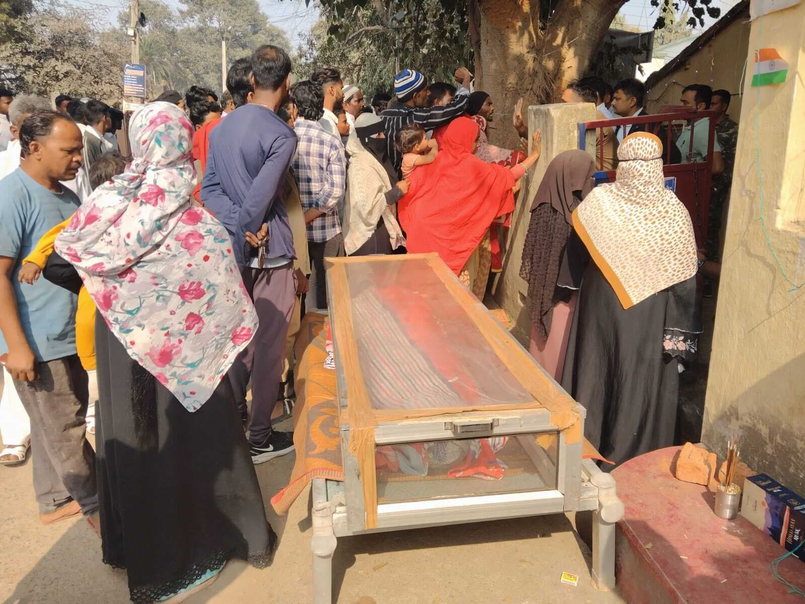 Jamshedpur News : शब्बीर हत्याकांड : शव के साथ परिजनों ने दो घंटे तक ओपी गेट पर किया हंगामा