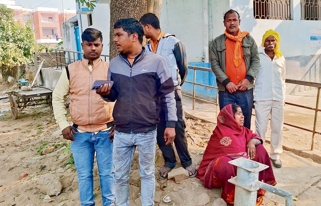 अज्ञात वाहन ने बाइक सवार दो दोस्तों को मारी टक्कर, दोनों की गयी जान