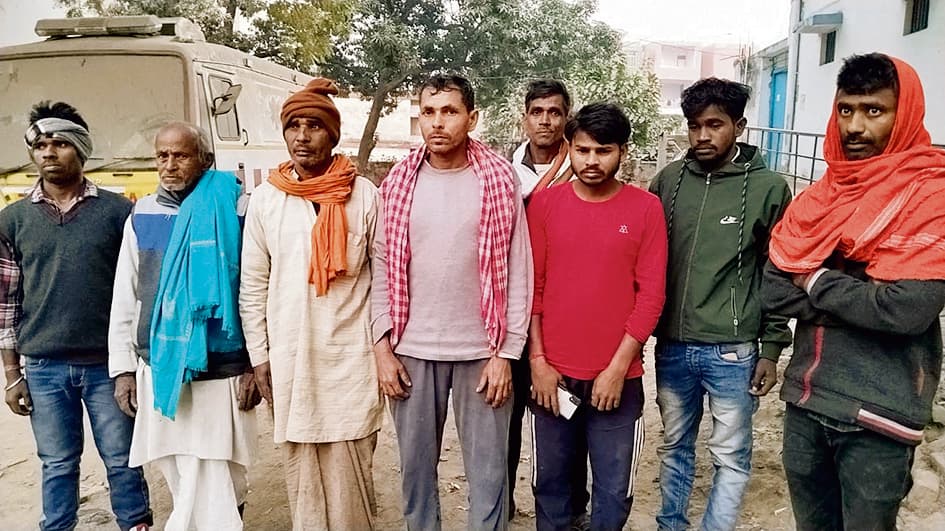 बहन की शादी का कार्ड बांट कर घर लौट रहे बाइक सवार युवक की हादसे में मौत