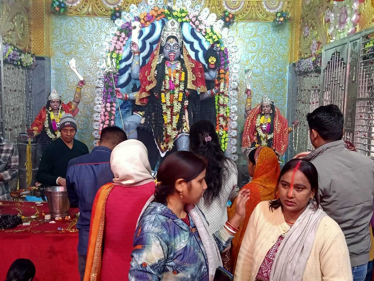 मंदिर का पट खुलते ही पूजा अर्चना को लेकर उमड़े श्रद्धालु