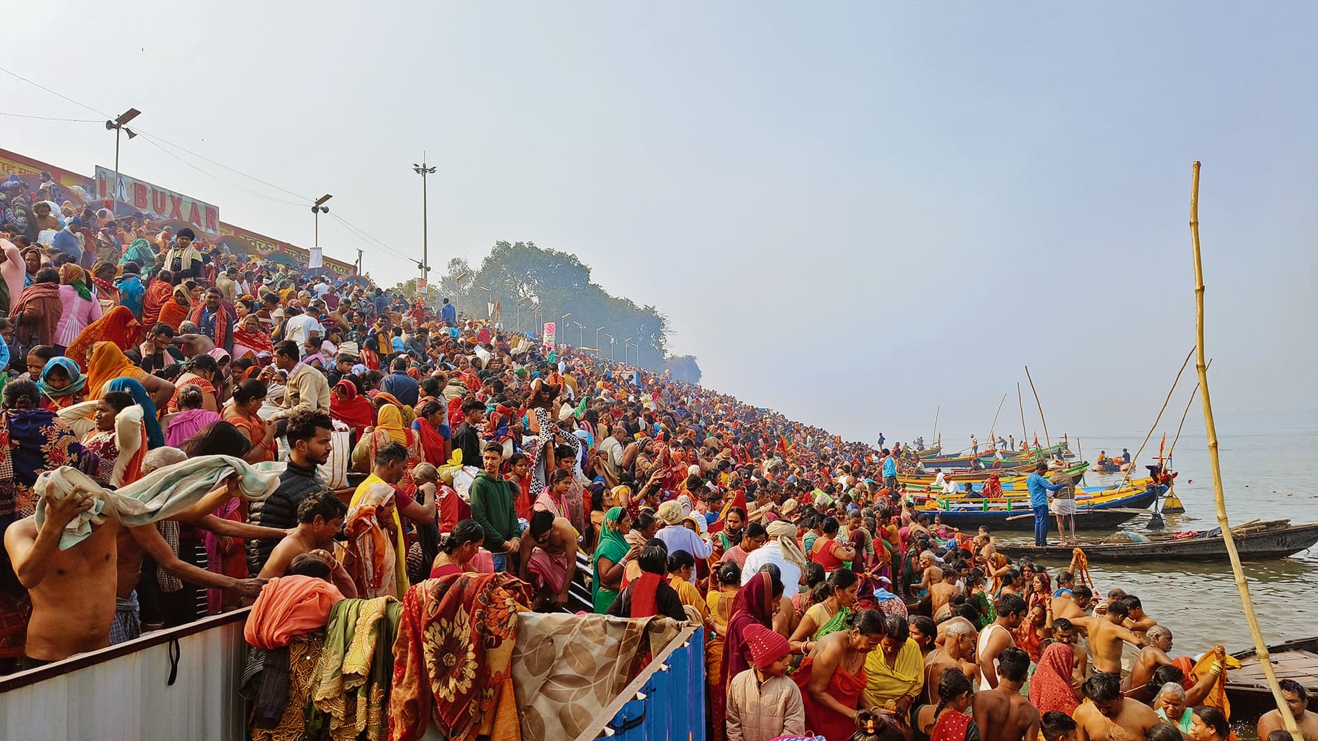 गंगा घाटों पर उमड़ा आस्था का सैलाब, मौनी अमावस्या पर एक लाख लोगों ने किया स्नान