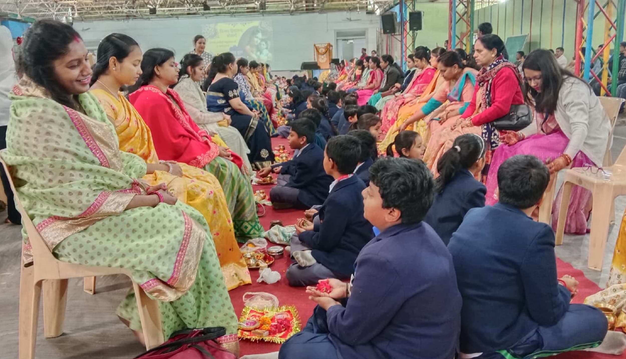 Bokaro News : बच्चों ने माताओं के चरण धोये, पुष्प अर्पित कर उतारी आरती