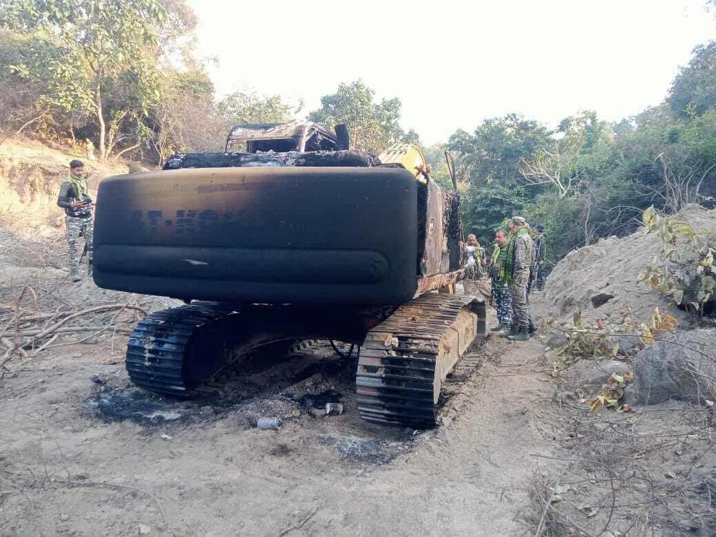 Aurangabad News : चेक डैम निर्माण में लगे पोकलेन में नक्सलियों ने लगायी आग