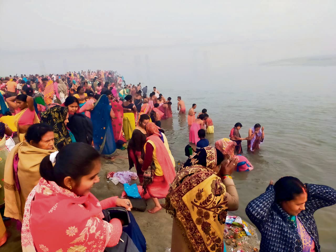 Gopalganj News  : नारायणी के घाटों पर उमड़ पड़ा जनसैलाब, लाखों श्रद्धालुओं ने लगायी पुण्य की डुबकी