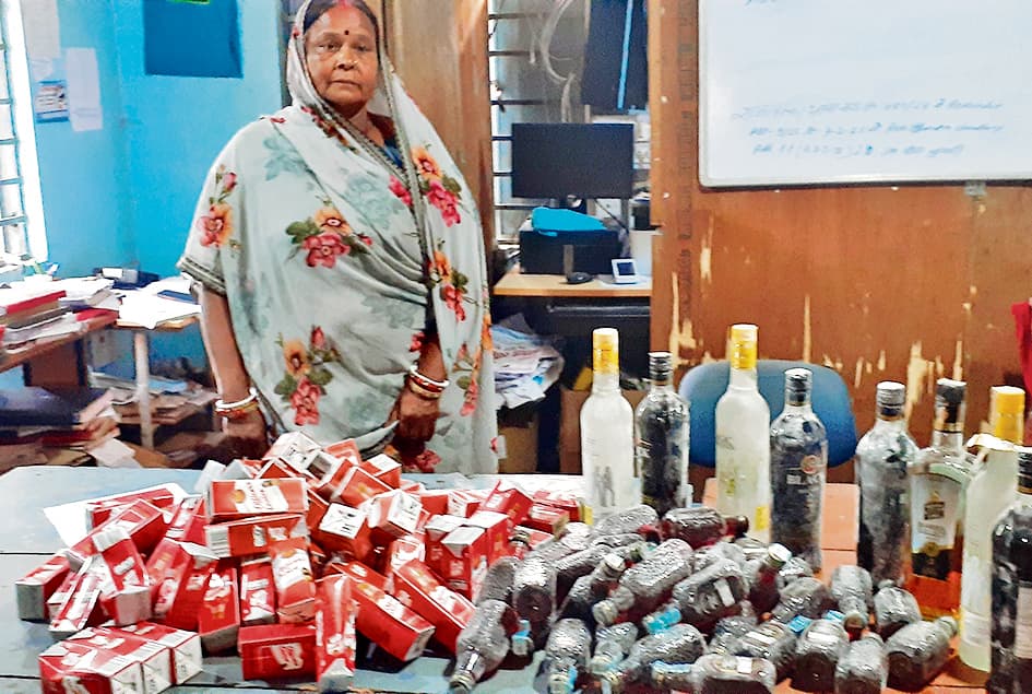 Hajipur News : शराब धंधेबाज के घर छापेमारी करने गयी पुलिस पर हमला, थानाध्यक्ष व अन्य कर्मियों को लगी चोट