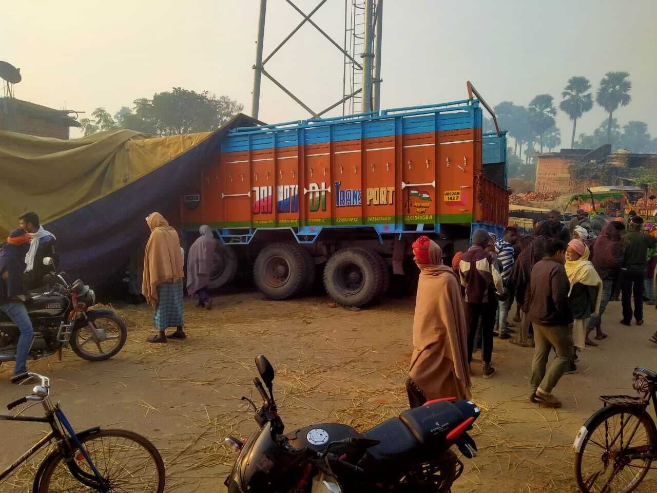 Aurangabad News : हसपुरा में बेलगाम ट्रक ने पैदल गुजर रहे मजदूरों को रौंदा, दो की मौत