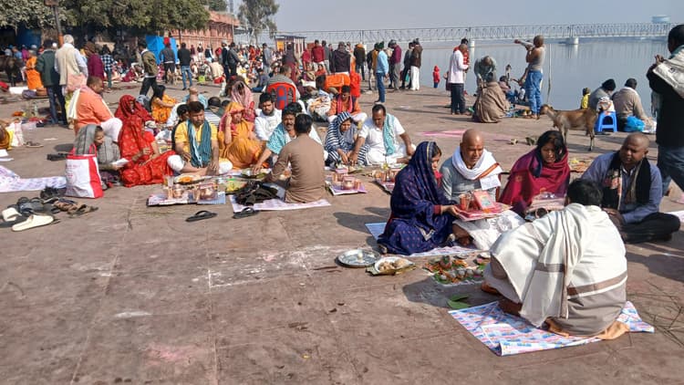 Gaya News : पितरों के उद्धार के लिए श्रद्धालुओं ने किया पिंडदान