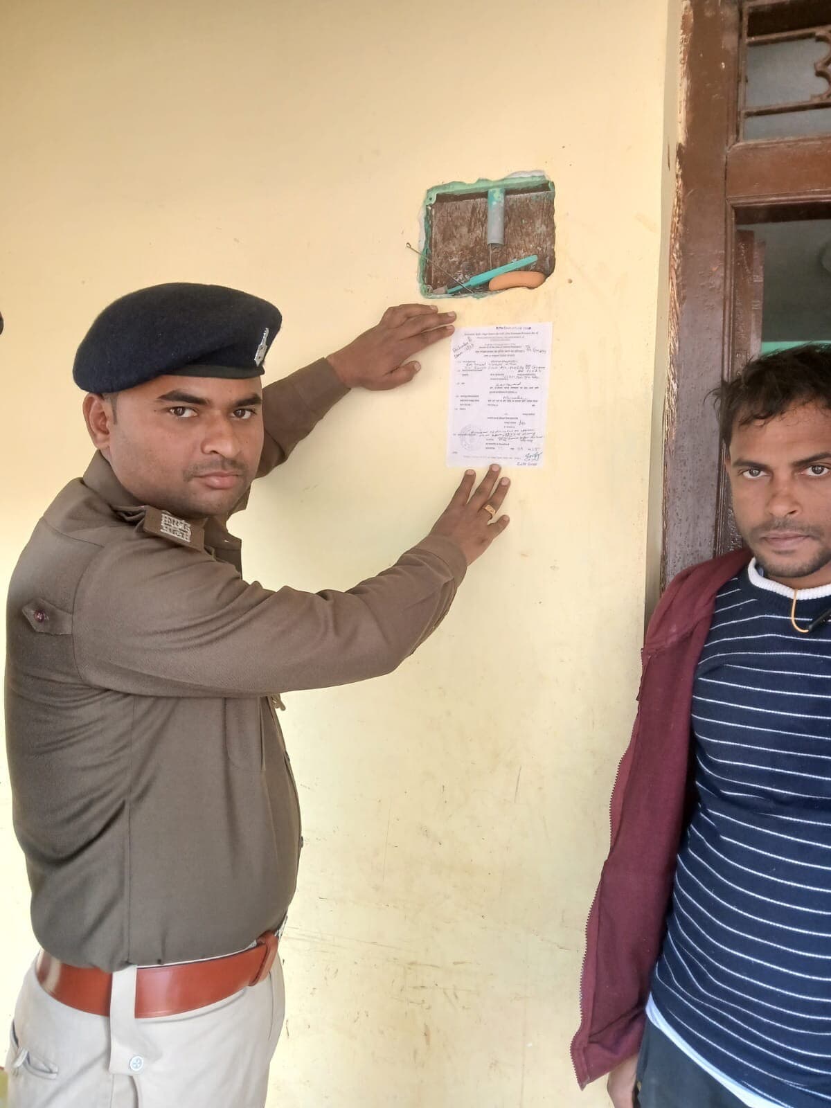 Giridih News: हत्या मामले में फरार आरोपी के घर पुलिस ने चिपकाया इश्तेहार