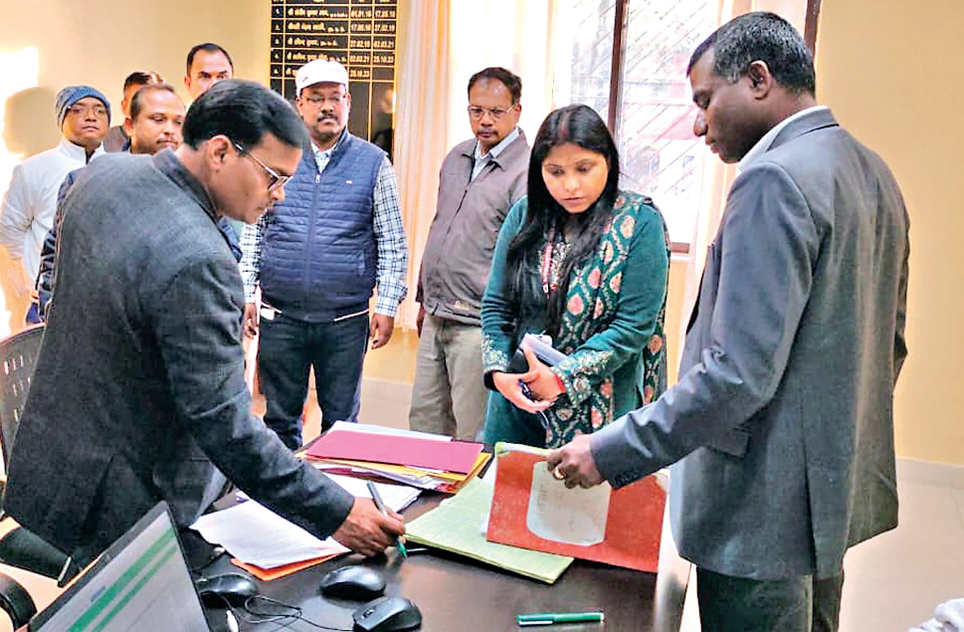 Ranchi news : हाजिरी बनाकर गायब रहने वाले बड़ा बाबू और लिपिक का कटेगा वेतन