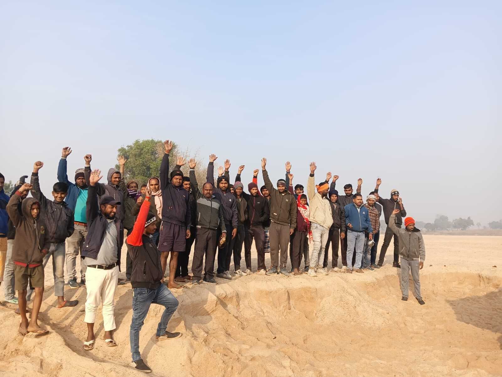 Giridih News: अवैध तरीके से बालू उठाव का ग्रामीणों ने किया विरोध