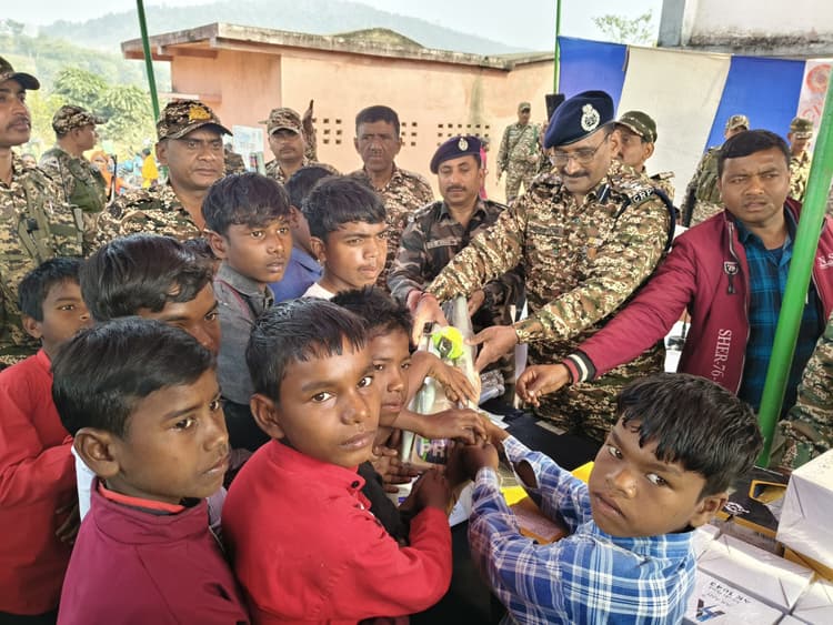Giridih News: सीआरपीएफ ने ग्रामीणों के बीच खेल सामग्री का वितरण किया