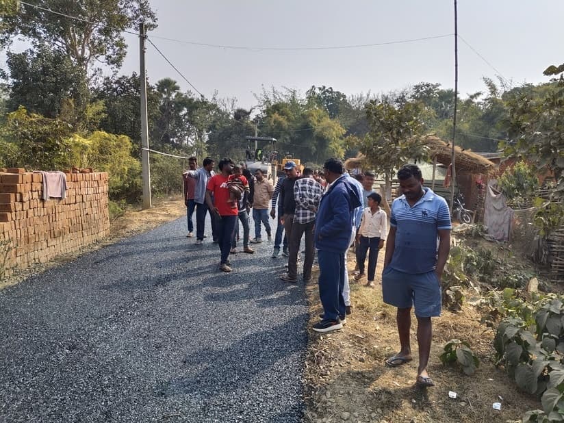 सड़क निर्माण में अनियमितता का आरोप, ग्रामीणों ने किया प्रदर्शन