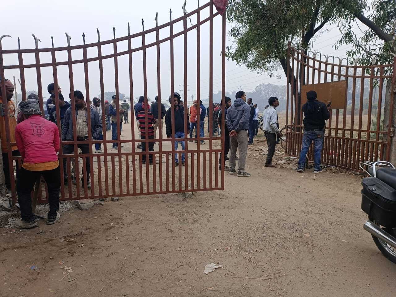 Dhanbad News: आइआइटी आइएसएम ने मैथन में एक्सटेंशन सेंटर की चहारदीवारी पर लगाया गेट, ग्रामीणों ने किया विरोध