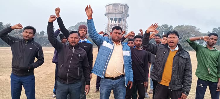 Dhanbad News:जमीन बंदोबस्ती रद्द करने की मांग को ले ग्रामीणों ने की नारेबाजी