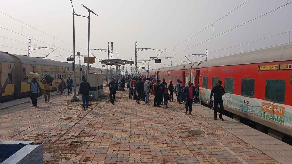 प्रयागराज जाने वाले यात्रियो से भरे ट्रेन के जनरल डब्बे, पैर रखने की भी नहीं मिल रही जगह