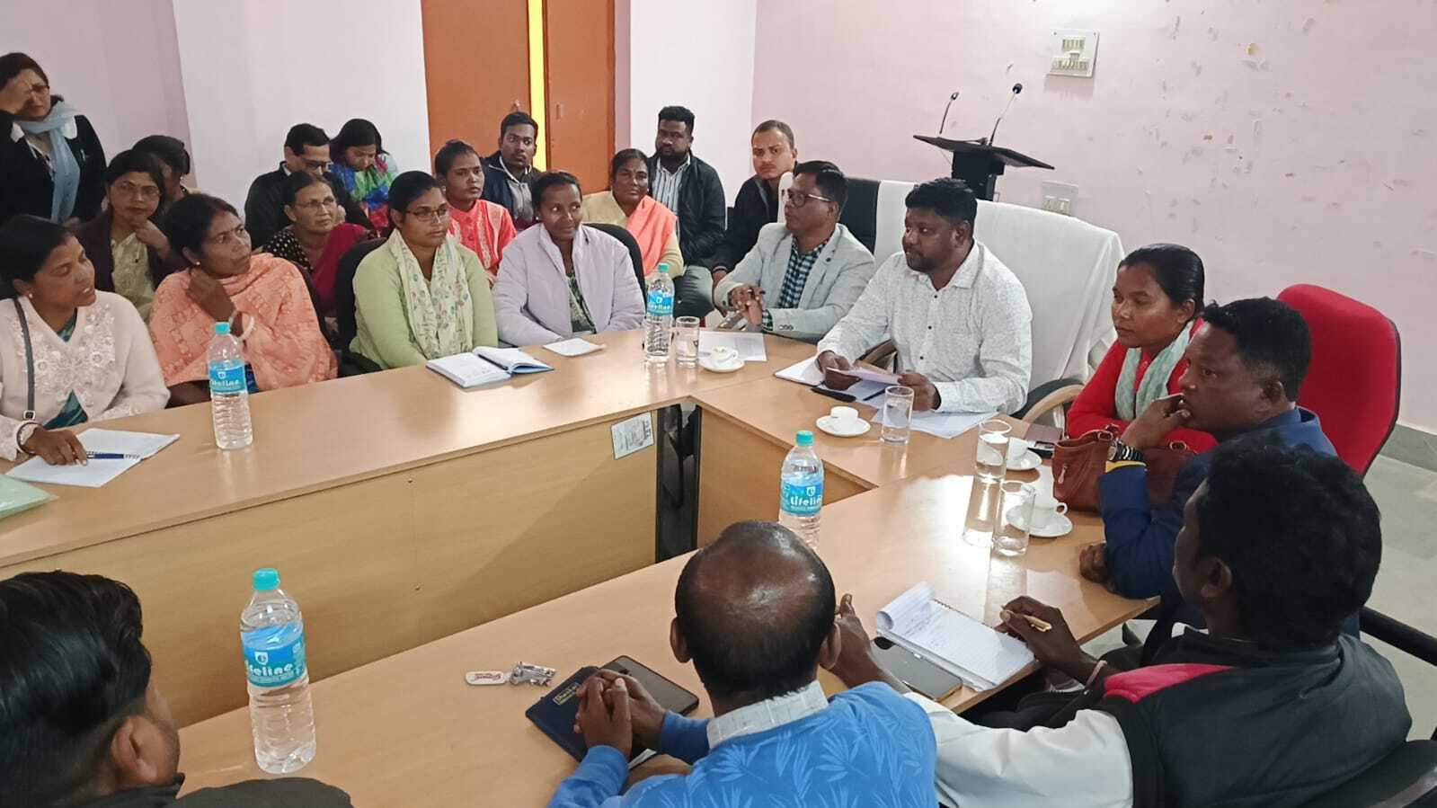 Chaibasa News : एक माह में कमियों को दूर करें पदाधिकारी : जगत माझी