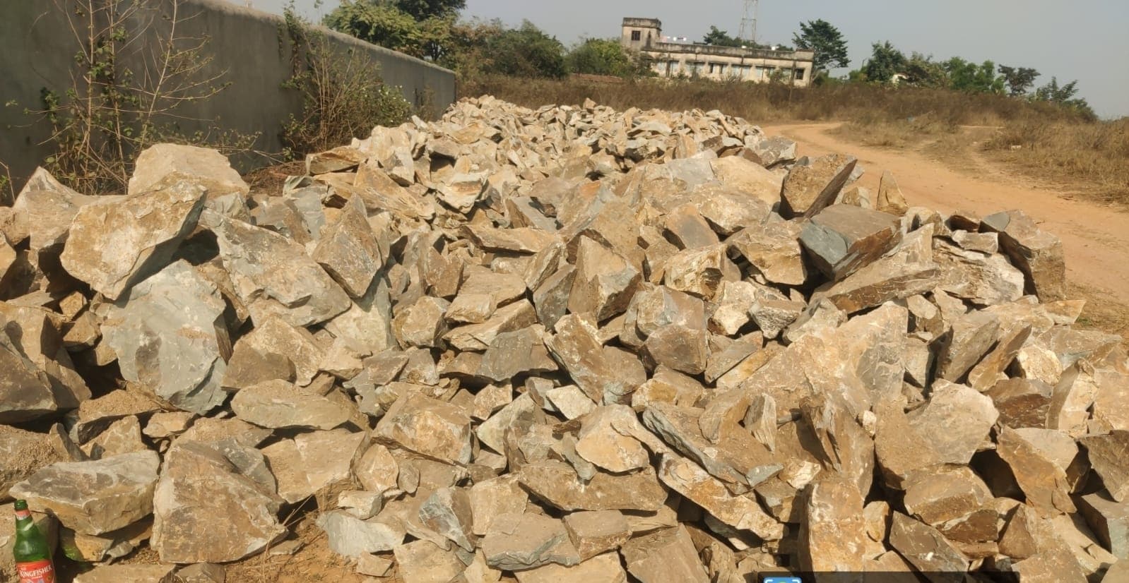 Seraikela News : सेरेंगडीह में 3500 सीएफटी पत्थर का अवैध भंडारण मिला, वन विभाग ने किया जब्त