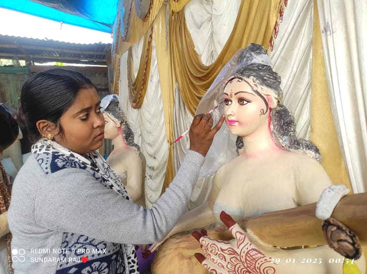 बेजान मिट्टी में जान फूंक सरस्वती की प्रतिमा बना रही पूर्णिया की बेटी