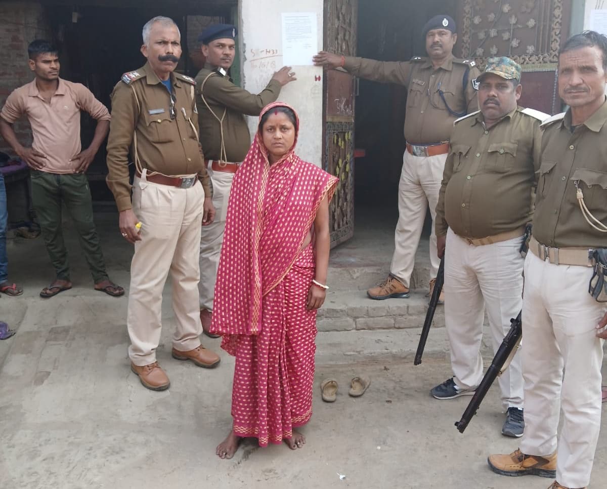 दो वारंटी के घर थानाध्यक्ष ने चिपकाया इश्तेहार
