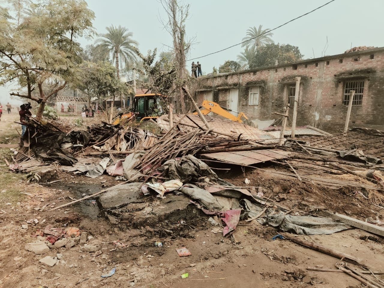 करीब चार किलोमीटर के दायरे में हटा दी गयी 200 अवैध दुकान और मकान