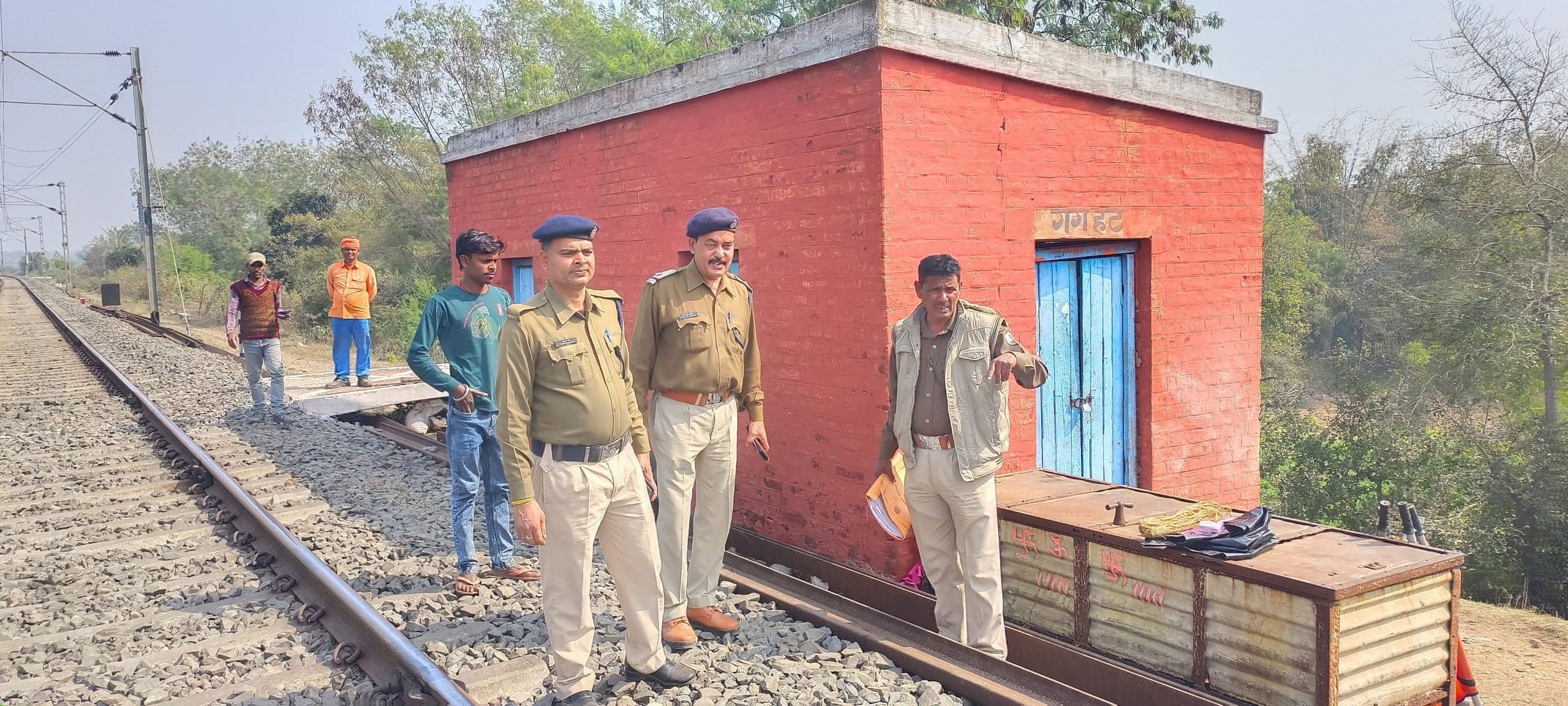 Deoghar News : रेलवे ट्रैक पर मिला अर्धनग्न अवस्था में युवक का शव