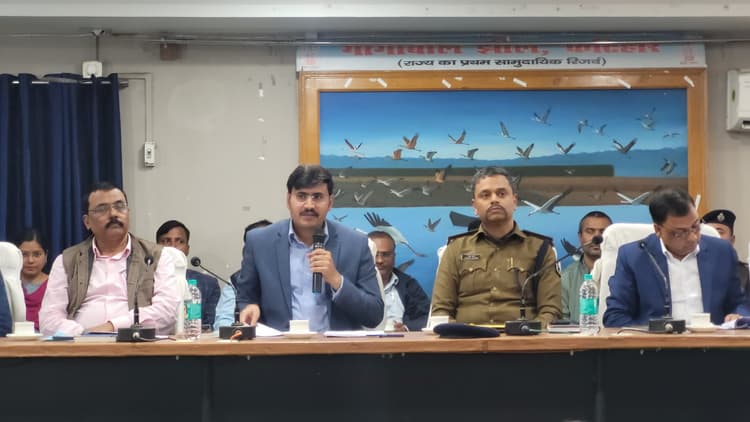 शांतिपूर्ण व कदाचारमुक्त इंटर परीक्षा संपन्न कराने की सारी तैयारियां पूरी: डीएम