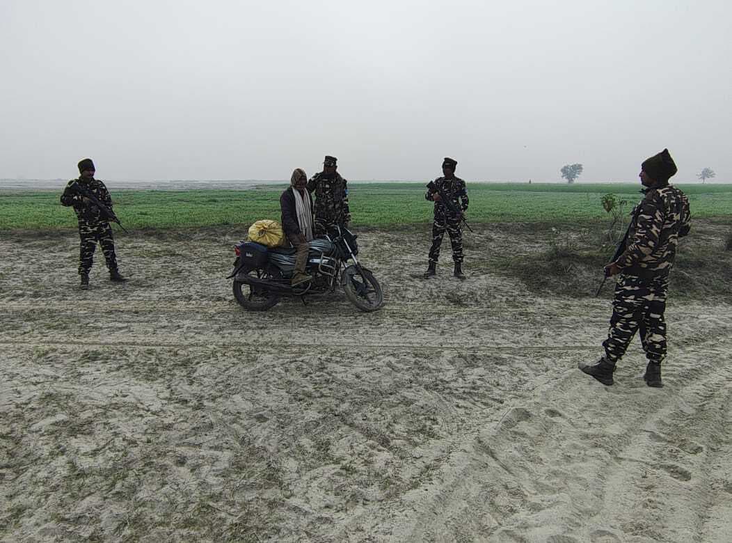 95 बोतल शराब के साथ तस्कर गिरफ्तार, बाइक जब्त