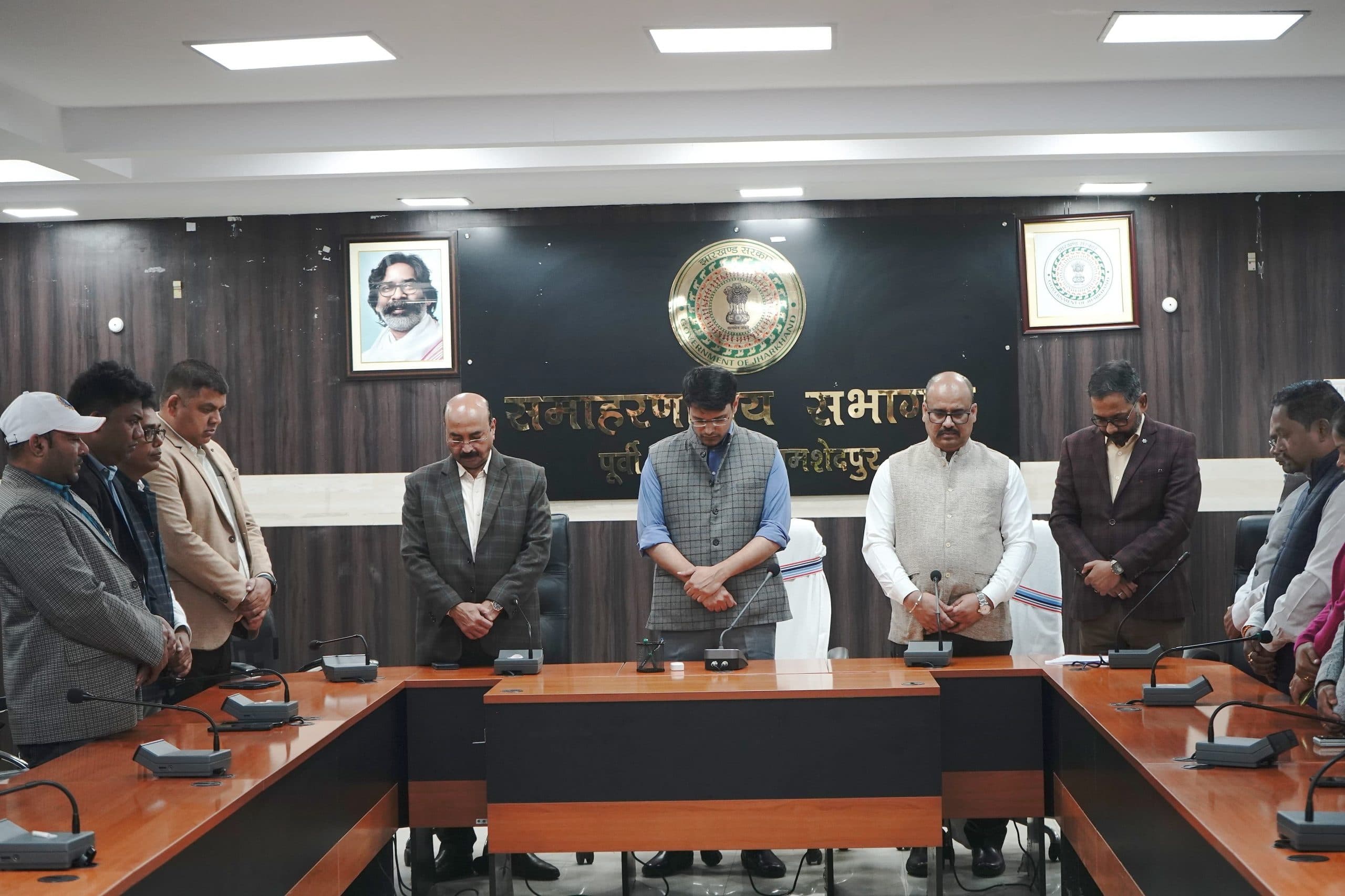 Jamshedpur news. प्रशासनिक कार्यालयों में शहीद दिवस पर श्रद्धांजलि सभा आयोजित