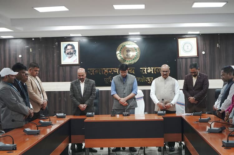 Jamshedpur news. प्रशासनिक कार्यालयों में शहीद दिवस पर श्रद्धांजलि सभा आयोजित