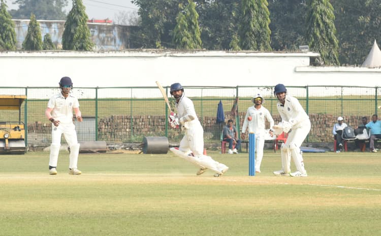 Ranji trophy jharkhand vs tamilnaidu : उत्कर्ष की फिरकी में फंसी तमिलनाडु की टीम, झारखंड को बढ़त