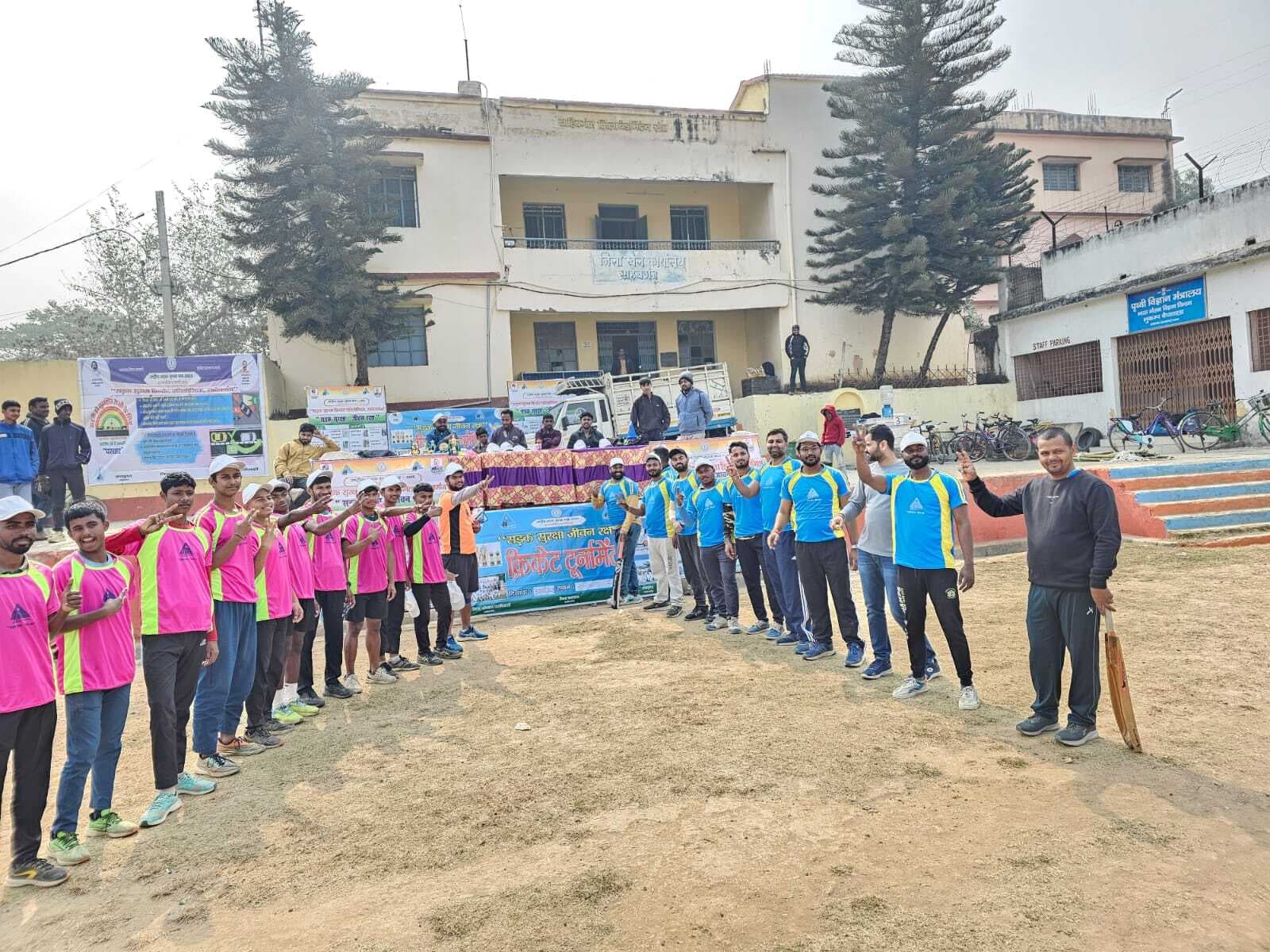 क्रिकेट तो बहाना है, असल में सड़क सुरक्षा का पाठ पढ़ना है