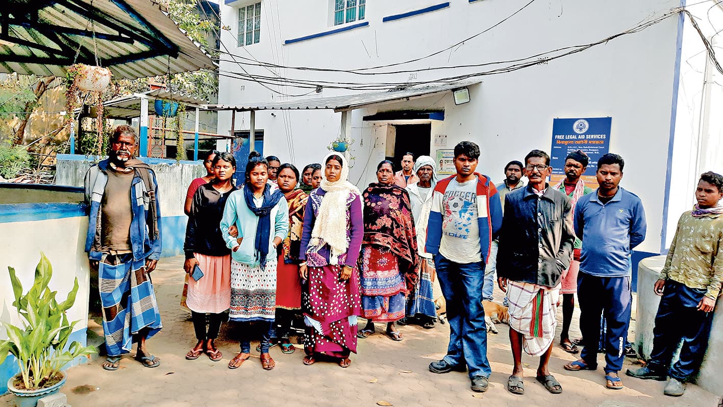 कारखाना प्रबंधन के अधिकारी पर लगा आदिवासी महिला श्रमिकों को अशालीन प्रस्ताव देने का आरोप