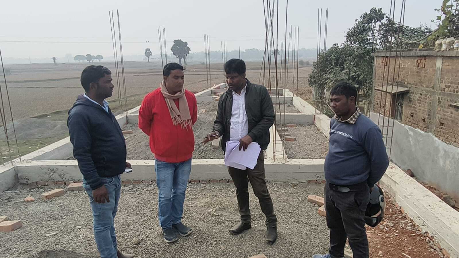 बीडीओ के निर्देश पर गठित टीम ने की जांच, दो मंजिला पक्का का मकान व घर में लगा मिला एयर कंडीशन