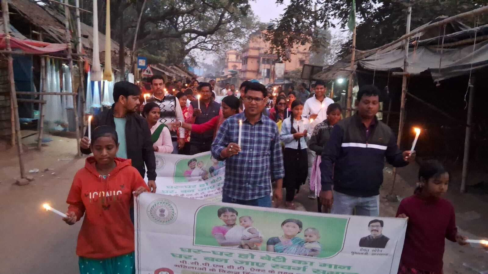 कन्या बचाओ अभियान के तहत निकाला गया कैंडल मार्च