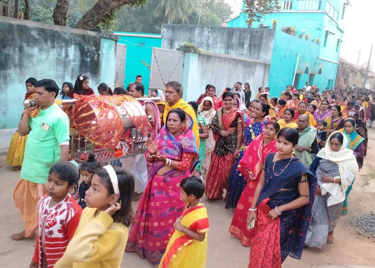 तिरोधान महोत्सव को लेकर निकाली गयी शोभायात्रा