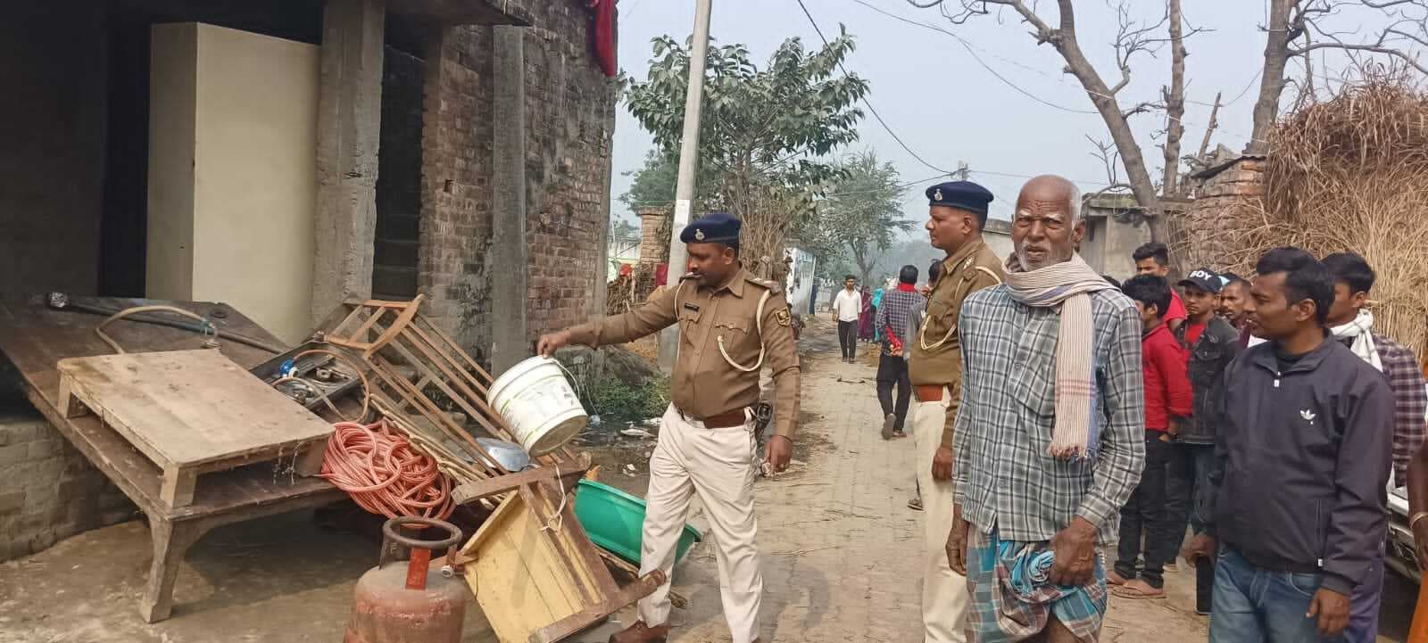 घर की कुर्की होने की सूचना पर फरार आरोपित ने थाने में किया आत्मसमर्पण