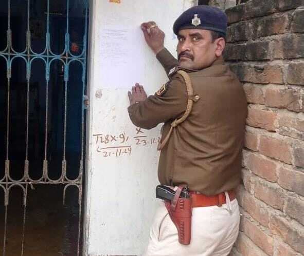 हत्यारोपित के घर पुलिस ने चिपकाया इश्तेहार