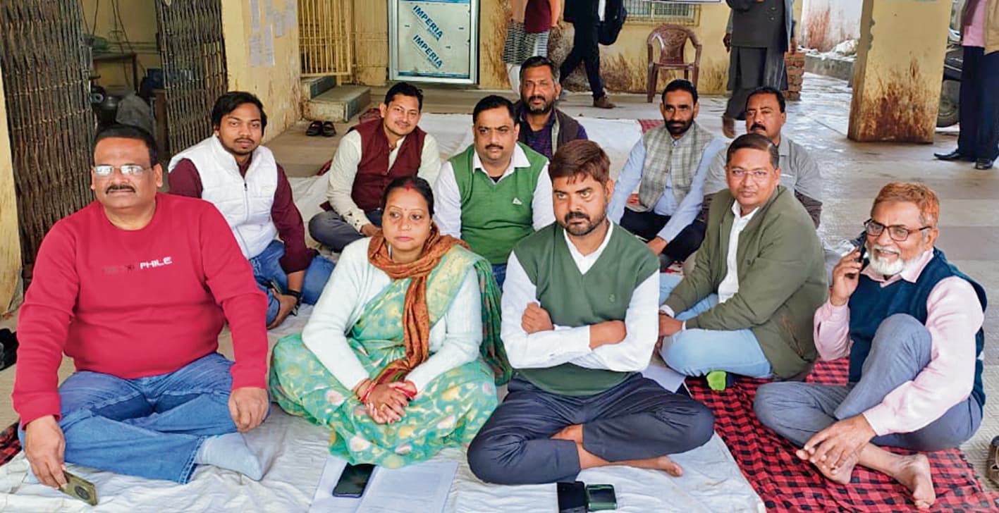 Siwan News : नप कार्यालय परिसर में दो पार्षद और उपसभापति ने भी दिया धरना