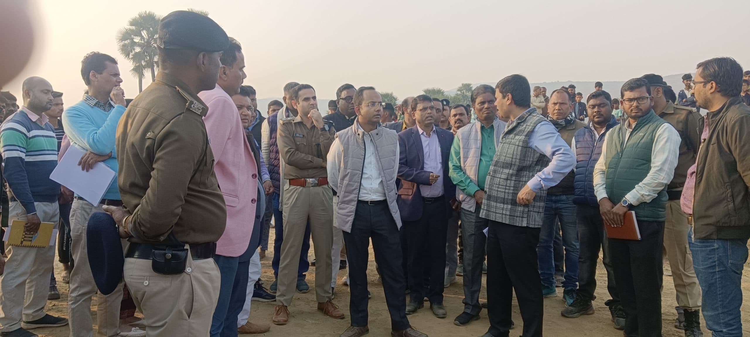 समय रहते हेलीपैड निर्माण और सुरक्षा को लेकर बैरिकेडिंग का काम करें पूरा : डीएम