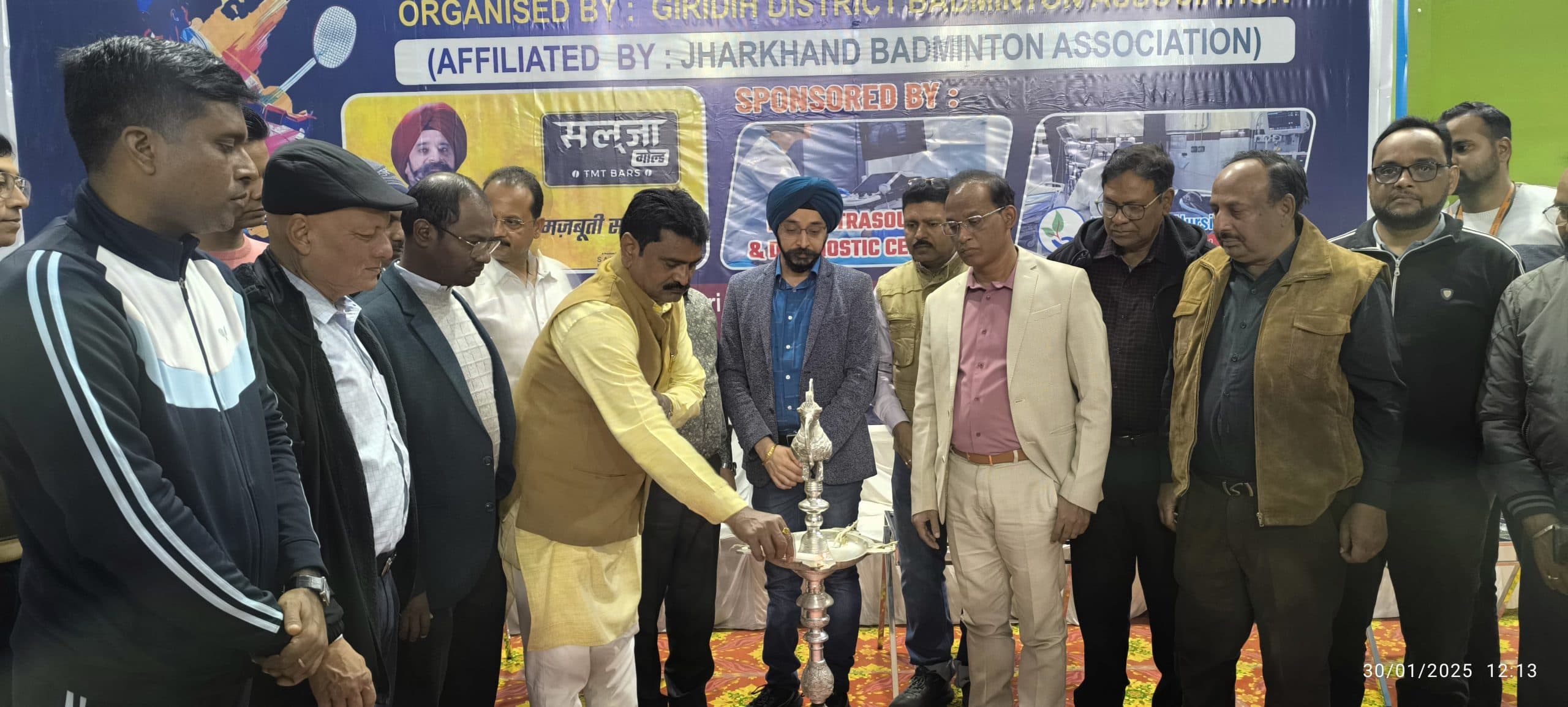 Giridih News :इंडोर स्टेडियम में तीन दिवसीय बैडमिंटन टूर्नामेंट का उद्घाटन